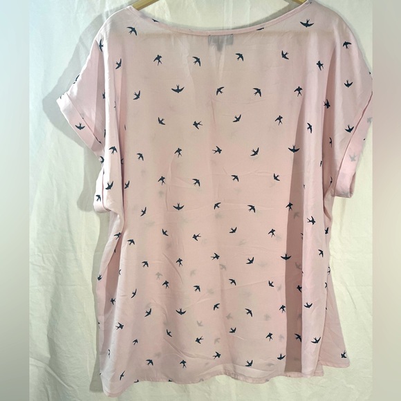 Zenobia Plus Size pink with birds scoop neck cuffed short Sleeves Top - Picture 2 of 4